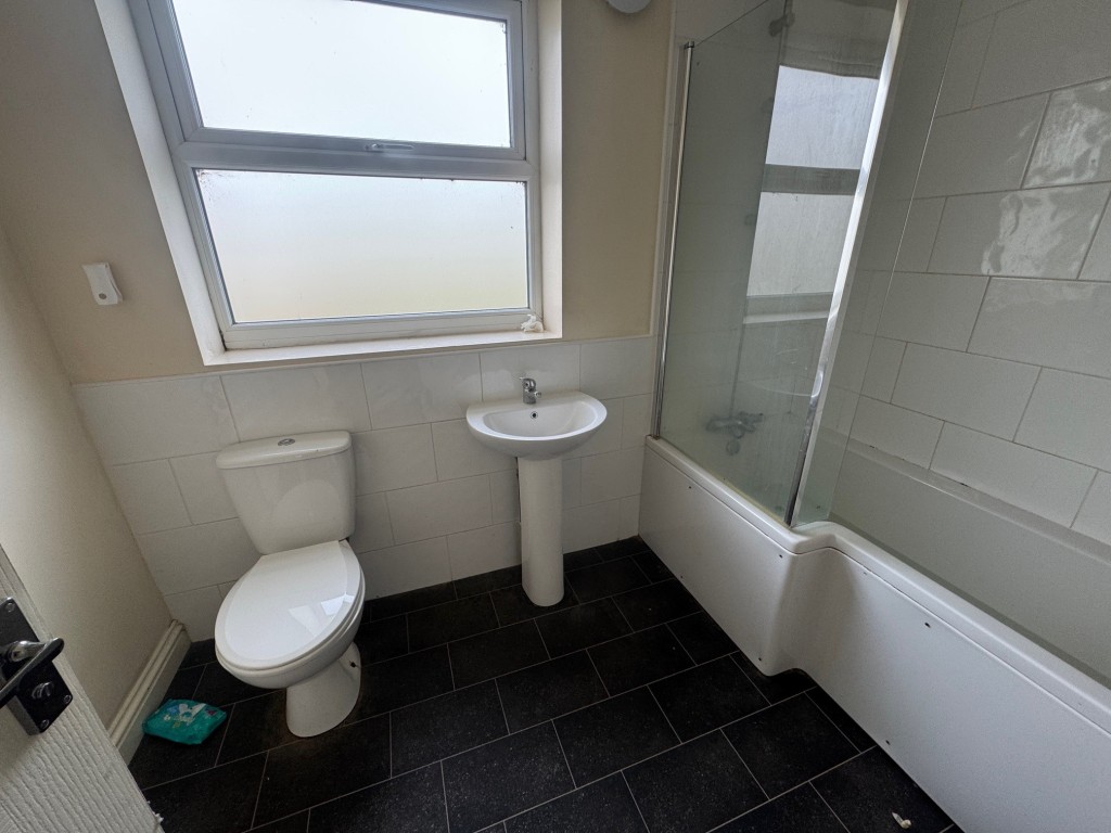 Lot: 178 - END-TERRACE HOUSE FOR IMPROVEMENT - Bathroom